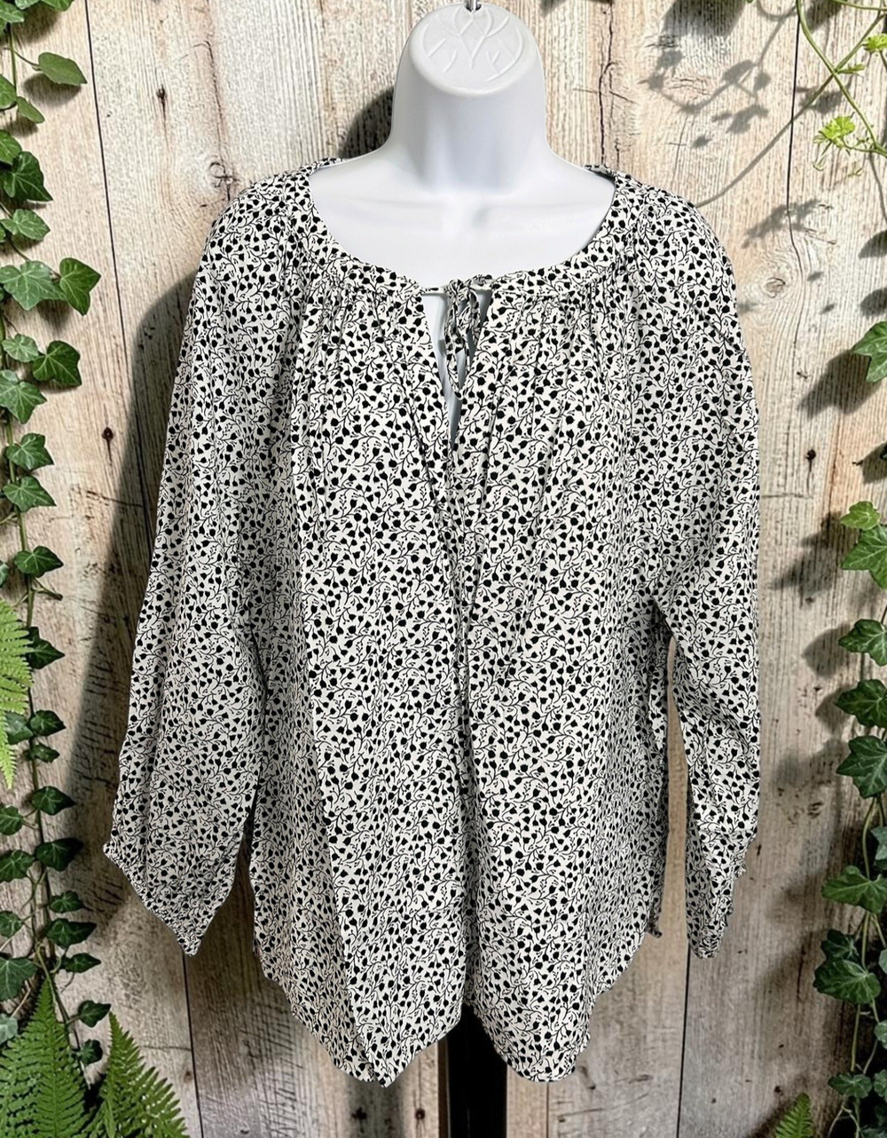 Ann Taylor LOFT Blouse Sz XL Black White Floral Keyhole Neckline Top Lightweight